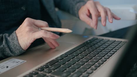 Manos-Blancas-Femeninas-Escribiendo-En-Un-Teclado-Portátil-Y-Usando-La-Barra-Táctil