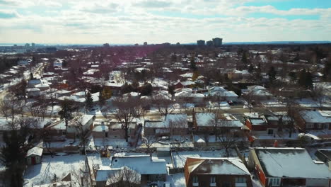 Vista-Aérea-Invernal-De-Una-Comunidad-Residencial-Cubierta-De-Nieve-En-Oakville,-Ontario,-Canadá