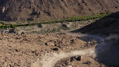 buggy de dunas acelerando camino de grava en paisaje rocoso
