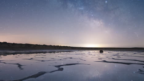 Milky-way-rising-over-a-salt-lake-in-Toledo,-Spain