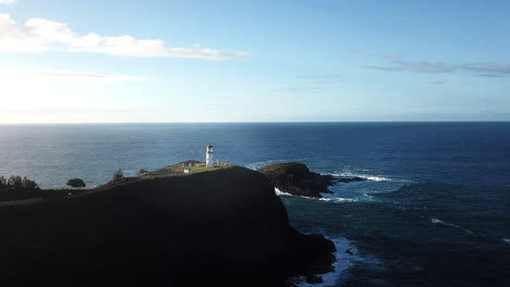 toma aérea del faro de kilauea en la costa de la isla de kauai, hawaii