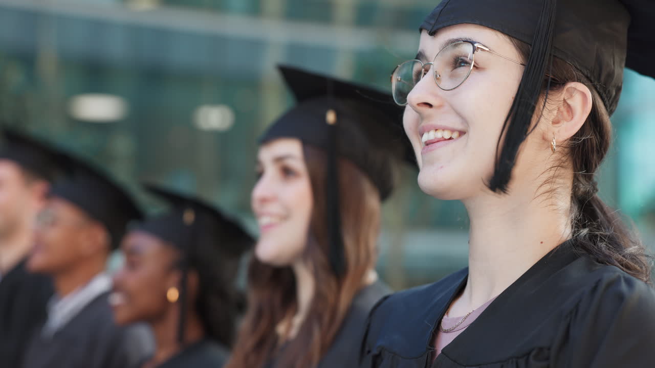 graduación, cara o feliz estudiante mujer en el campus