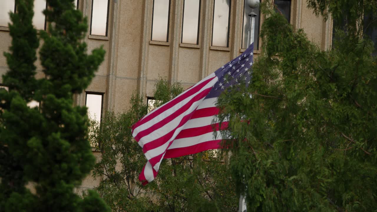 La bandiera americana che sventola nel vento