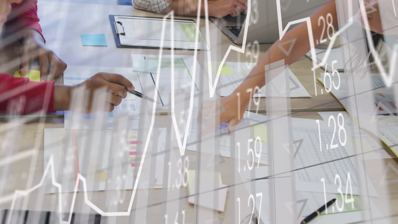 animación del procesamiento de datos financieros sobre diversas personas de negocios que se reúnen en la oficina