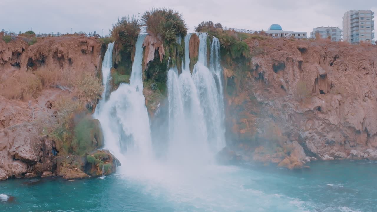 웅장 한 폭포 가 바위 절벽 에서 떨어지는 것