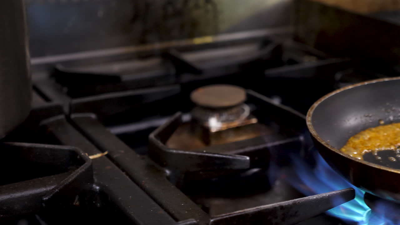 비 에 음식 을 조리 하는 것