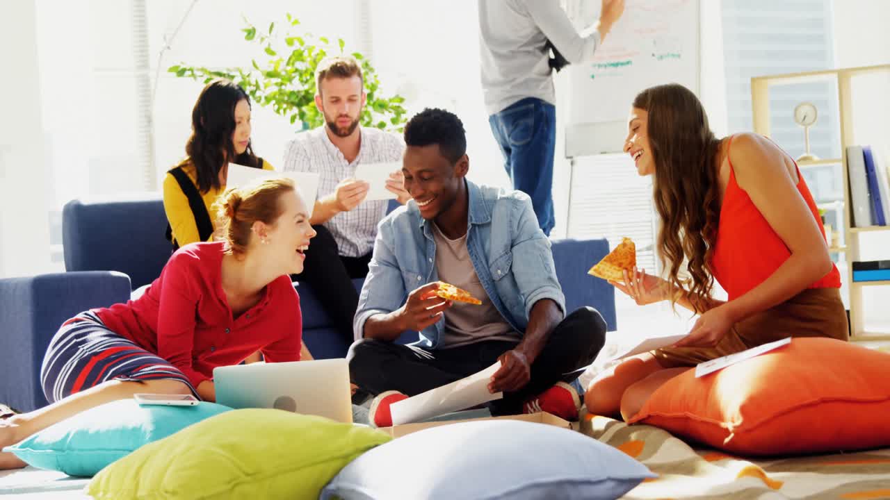 ejecutivos felices trabajando juntos