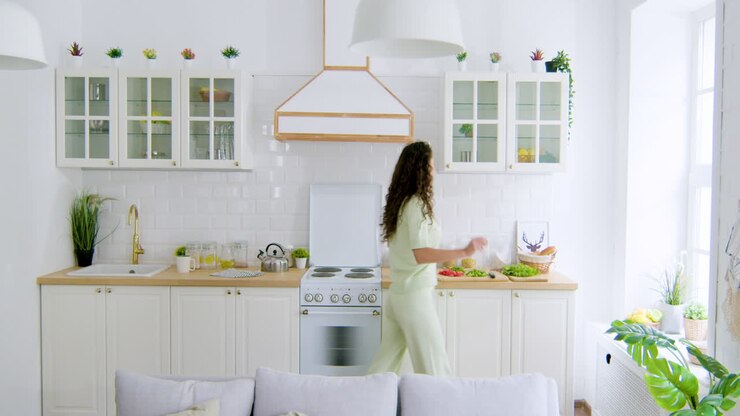 Donna che balla in cucina