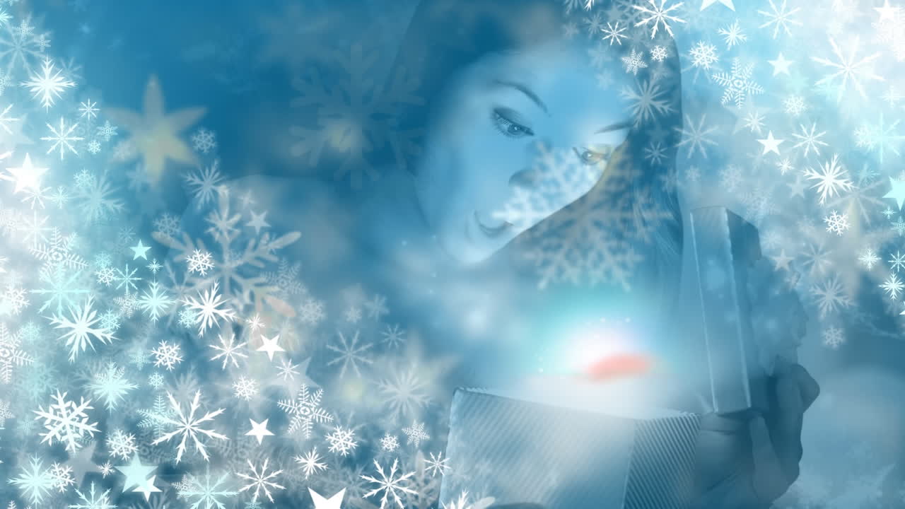 스노우플레이크 를 가진 마법 의 크리스마스 선물 상자 를 열고 있는 흥분 된 여자