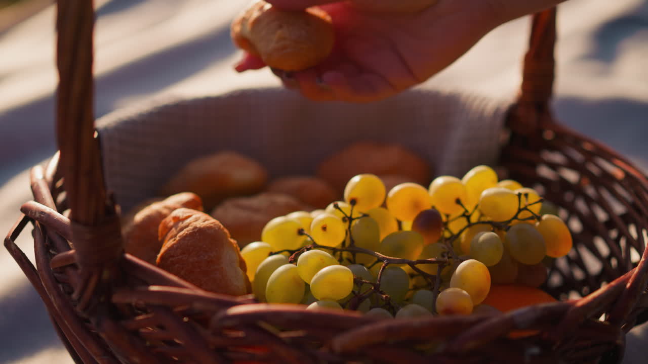 여성은 음식 바구니에서 구운 을 니다. 은 날씨에 해변에서 건강한 과일과 밀가루 제품으로 피크닉을 수행합니다. 휴식과 배고을 만족시니다.