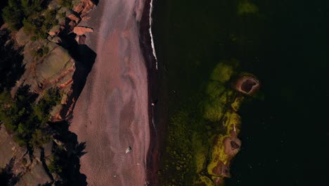 drone de ojo de pájaro filmado sobre la playa de hierro, día soleado y de verano en jussaro, finlandia