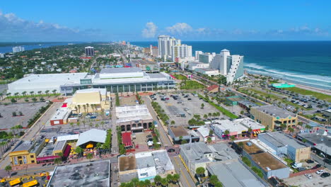 vuelo aéreo a lo largo de las diversas atracciones en atlantic ave en daytona beach