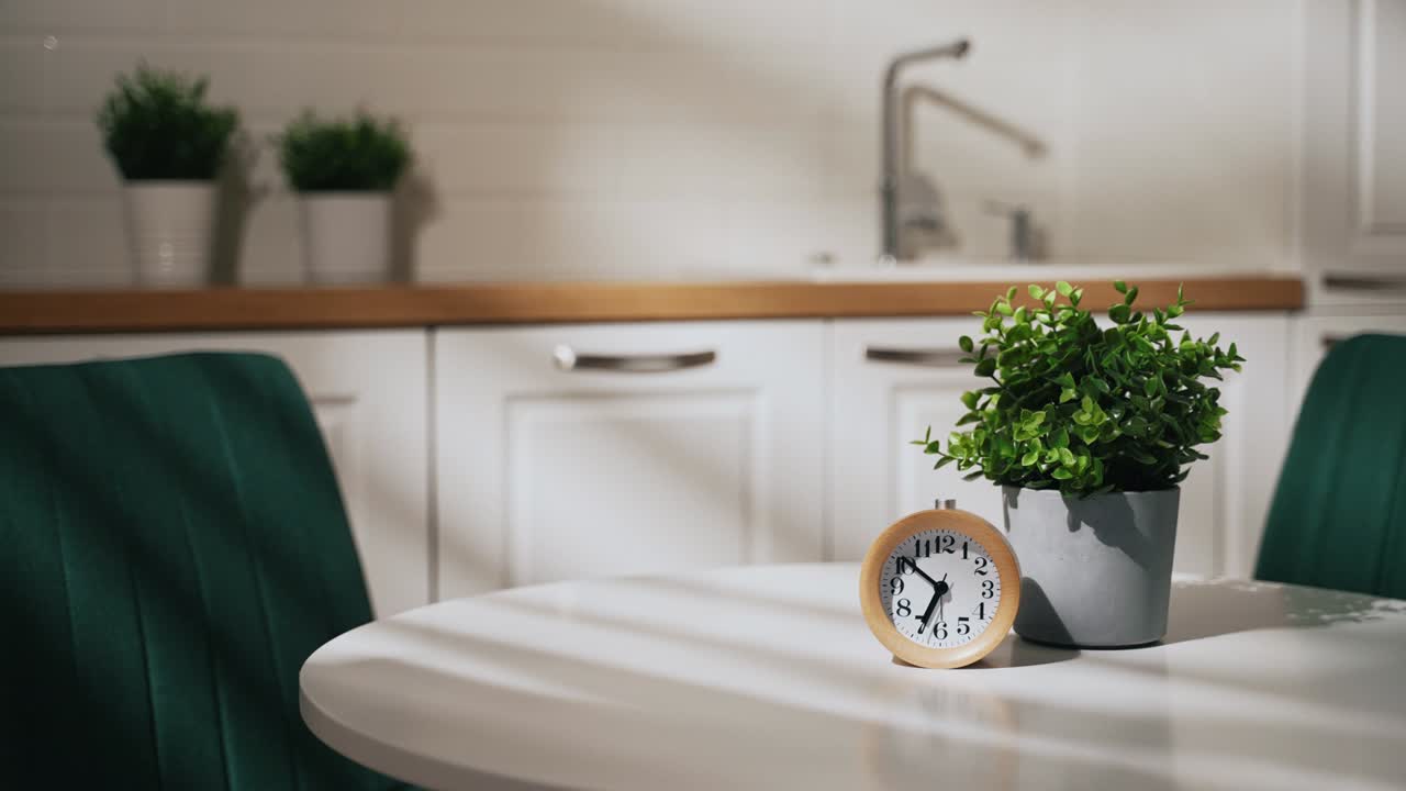 시계는 아침 7시를 나타니다.