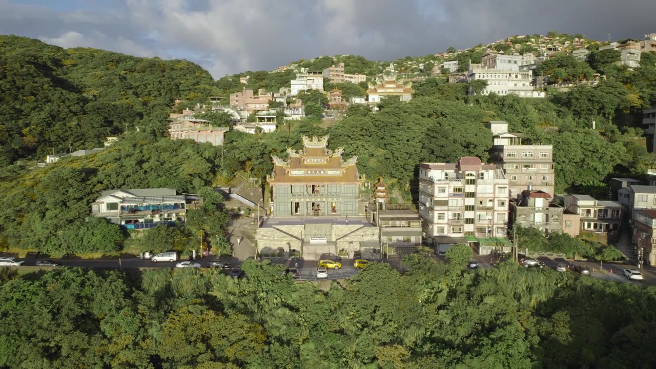 Vista aerea di un tempio taoista dopo la preghiera in un famoso villaggio di Jiufen su una montagna a Taiwan, sulla costa orientale. Destinazione turistica molto popolare