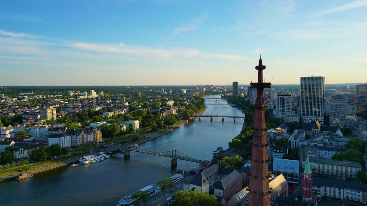 4K-Drohnenvideo von der Spitze des Kaiserdoms St. Bartholomäus im gotischen Stil mit der Skyline der Frankfurter Innenstadt im Hintergrund