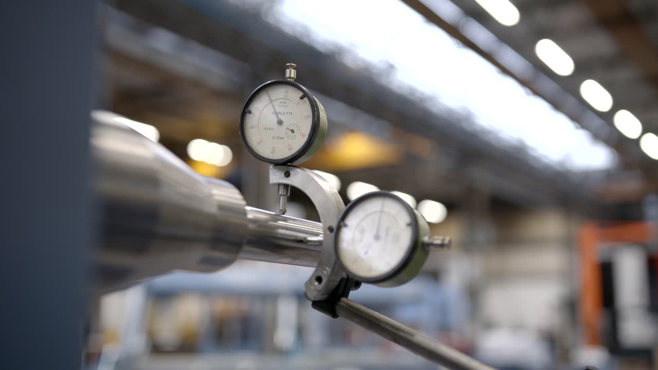 연마된 강철 막대의 종방향 밀리미터 측정을 수행하는 정밀 측정 도구