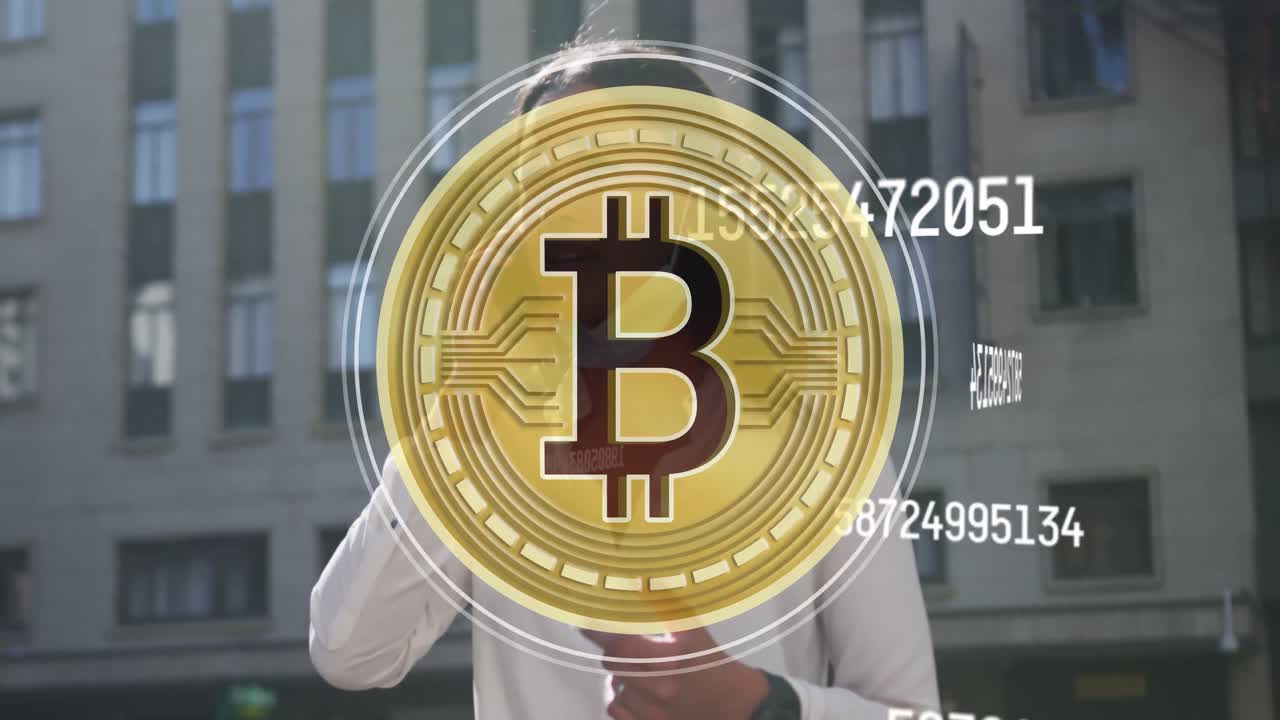 animación de procesamiento de datos y bitcoin sobre mujer biracial hablando en teléfono inteligente