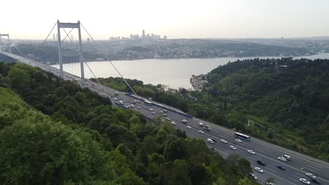 Revelación-Aérea-Del-Centro-De-Estambul,-Turquía,-A-Través-Del-Puente-Del-Bósforo-Mientras-La-Antena-Se-Desliza-Sobre-La-Ladera-Circundante