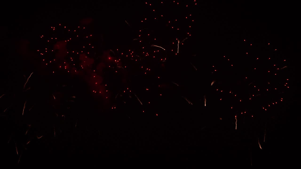 fuegos artificiales reales en el cielo de fondo negro profundo, hermosos fuegos artificials coloridos exhibición brillante por la noche, en tiempo real 4k imágenes.