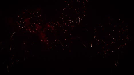 fuegos artificiales reales en el cielo de fondo negro profundo, hermosos fuegos artificials coloridos exhibición brillante por la noche, en tiempo real 4k imágenes.
