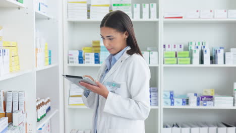 una joven farmacéutica haciendo un inventario