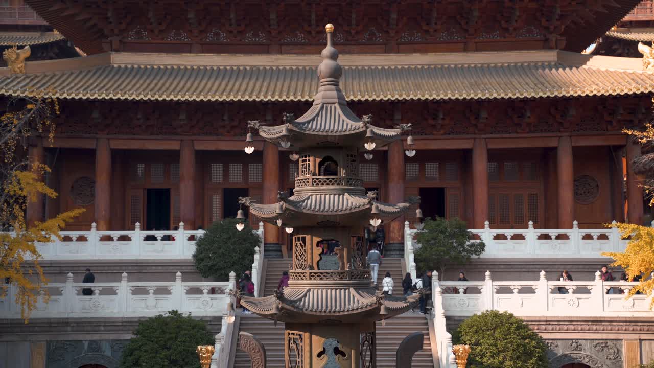 fuente tradicional en la entrada del templo de jing'an en el centro