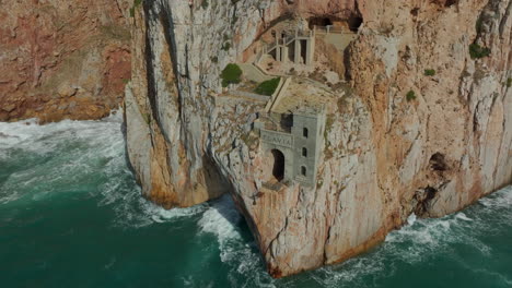 fantástica vista aérea a poca distancia del histórico puerto minero de porto flavia en el sur de cerdeña