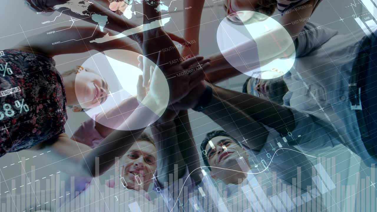 equipo uniendo manos juntos 4k