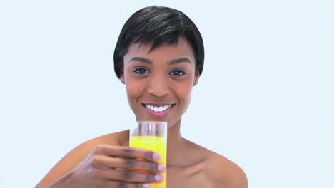 mujer atractiva sosteniendo un vaso de jugo de naranja