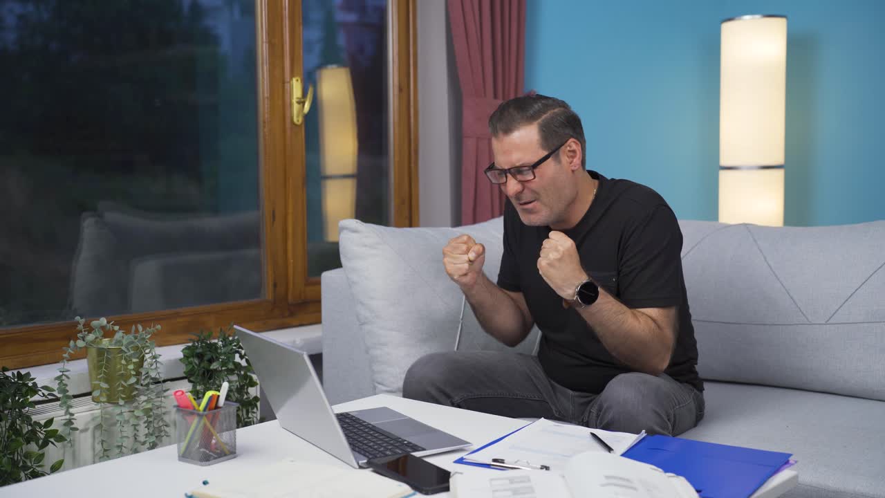 trabajador de oficina en casa hombre auto-motivado.