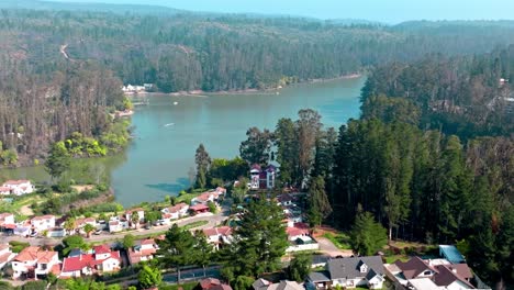 efecto de paralaje que se eleva sobre el hermoso lago de curauma día de la ciudad forestal de valparaíso