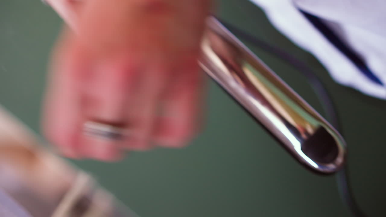 헤어드레이서 는 클라이언트 에게 스타일리시 한 잠금 을 만들기 위해 컬링 아이언 을 사용 한다