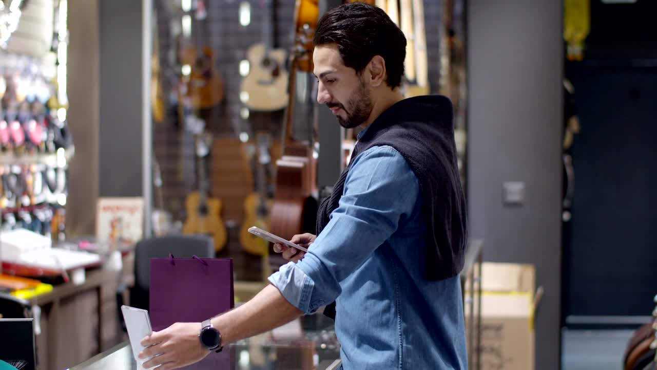 joven pagando con código qr por teléfono inteligente sin contacto