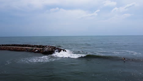 Surfistas-Irreconocibles-Disfrutando-De-Las-Olas-En-El-Mar-De-Vietnam