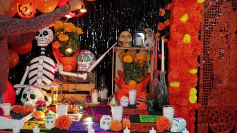 hombre latino decorando el altar con luz de cadena para el día de los muertos