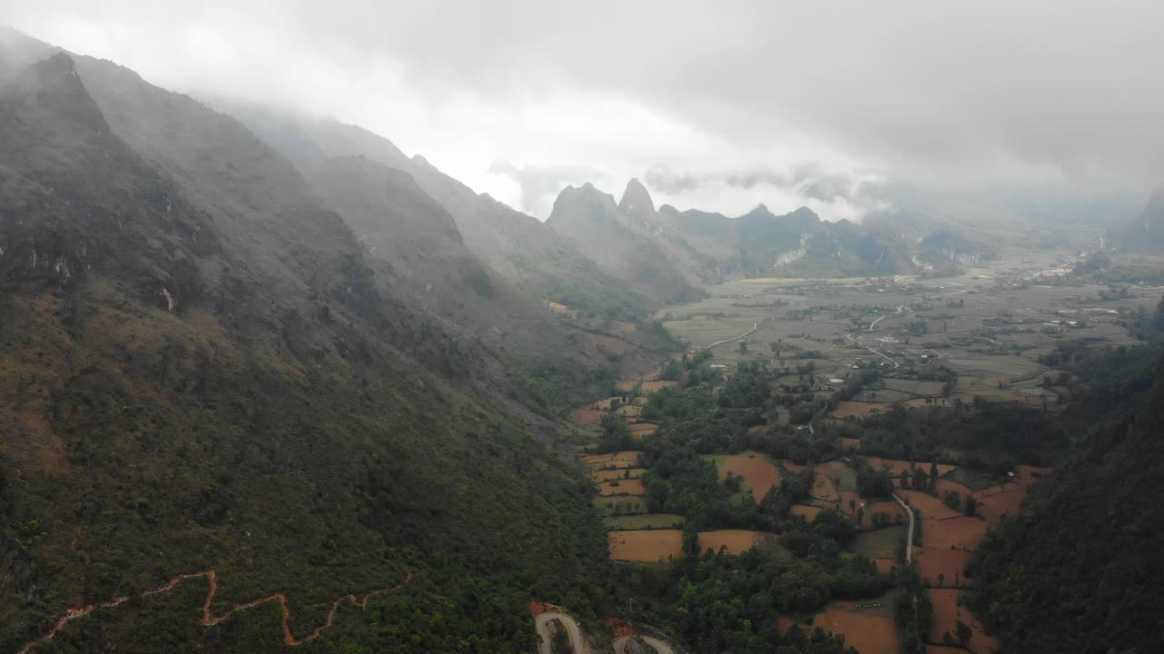 vista panorámica del paso de la montaña khau coc cha en vietnam, desde el aire