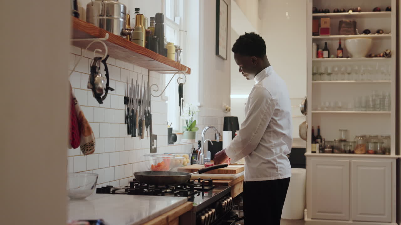 Chef prepara cibo in cucina