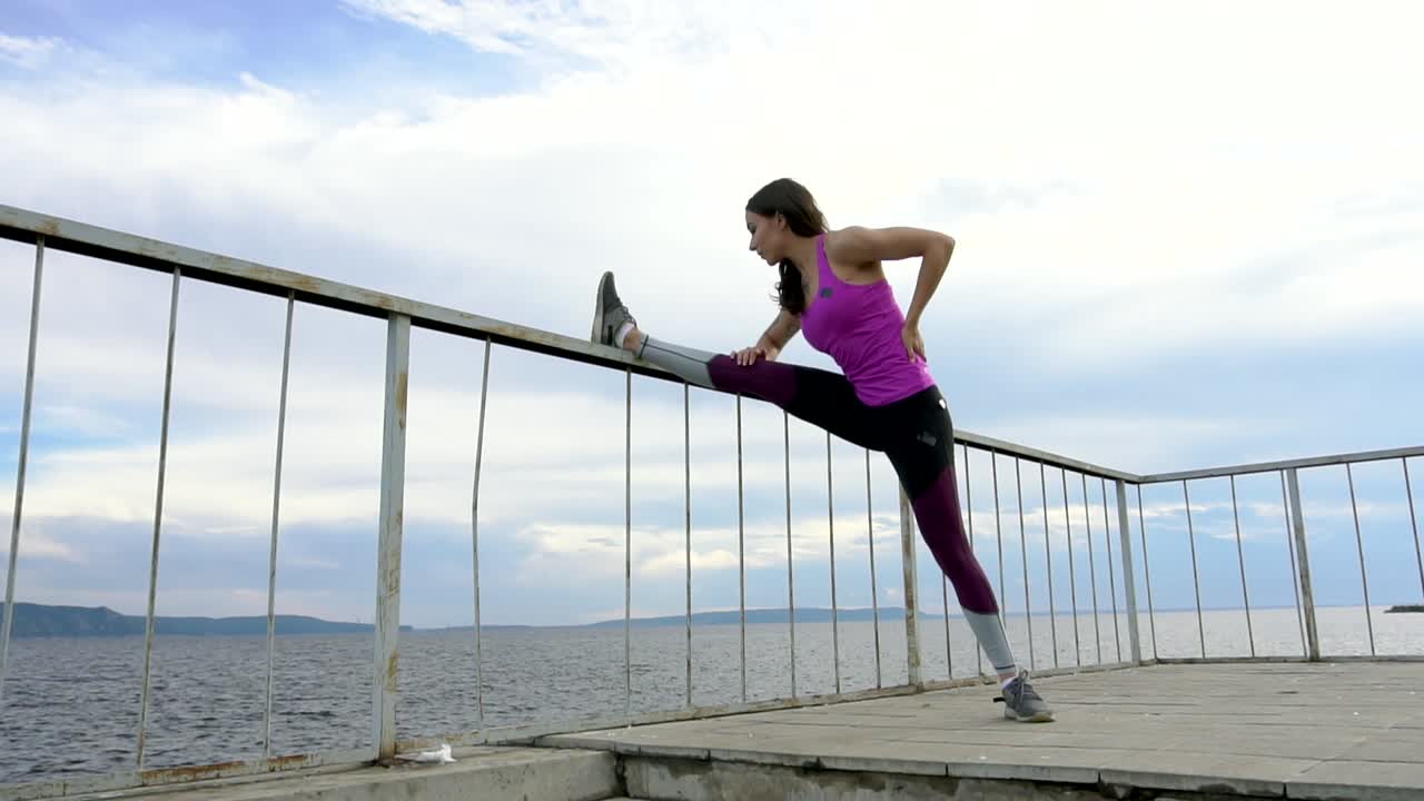 mujer estirándose al aire libre junto al lago
