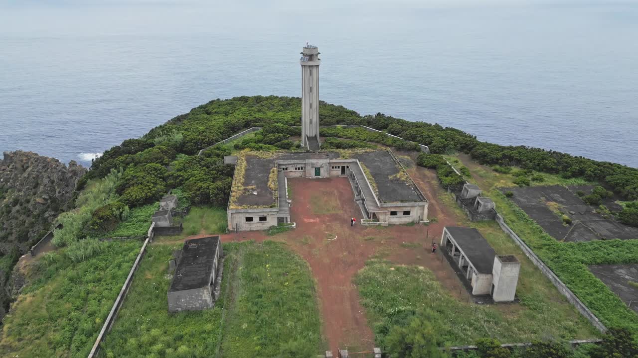Vista aerea di Farol do Rosais su una lussureggiante scogliera in Portogallo, sereno e isolato.