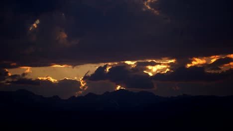 Lapso-De-Tiempo-Del-Cielo-Ardiente-Sobre-Las-Montañas-Rocosas