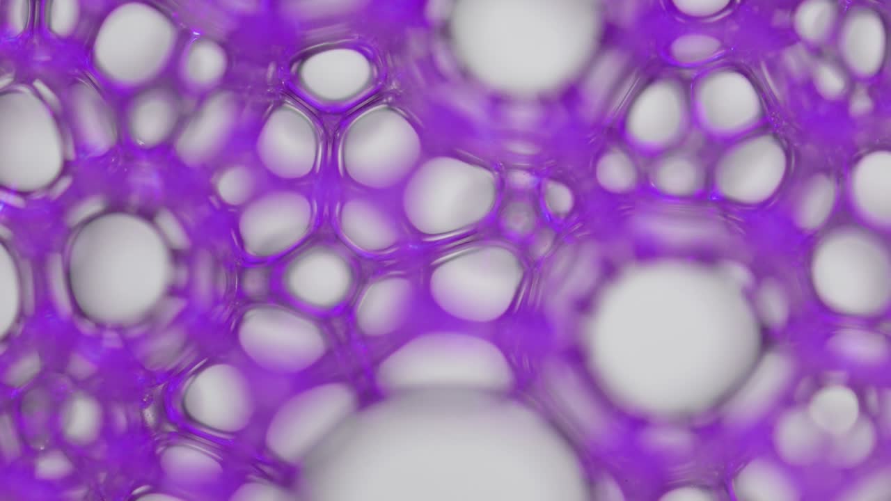 interacción atómica de las partículas. visualización abstracta de las partículas a nivel atómico. células, estructura, fuerzas de interacciones interatómicas. enfoque suave bajo la lente del microscopio