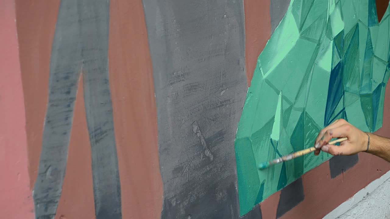 Proces van het maken van graffiti, hek. De artiest spuit graffiti