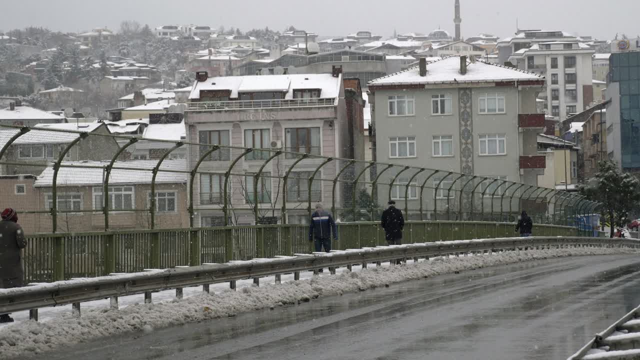 보행자 들 이 있는 눈 인 도시 거리