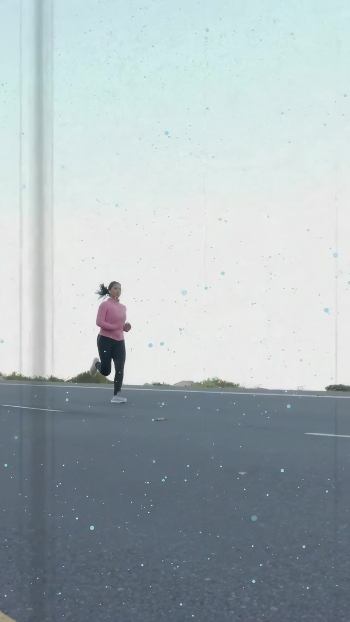Dikey video: Koşucu ufuktan başlayarak fitness için kameraya doğru koşuyor, bindirme çizgileri beliriyor.