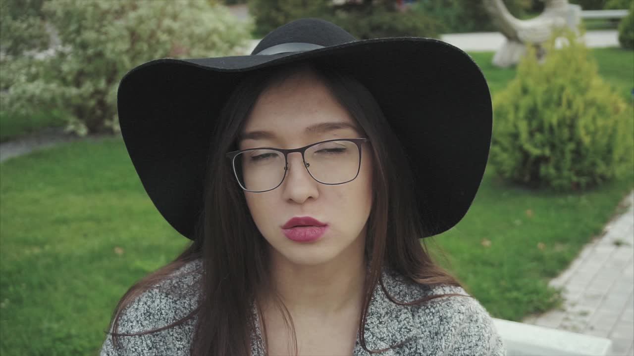 공원에서 젊은 여자