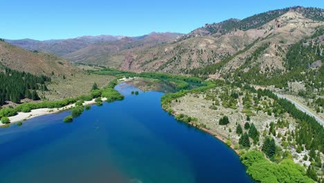 Vista-Aérea-De-Un-Lago-En-El-Norte-De-La-Patagonia-5