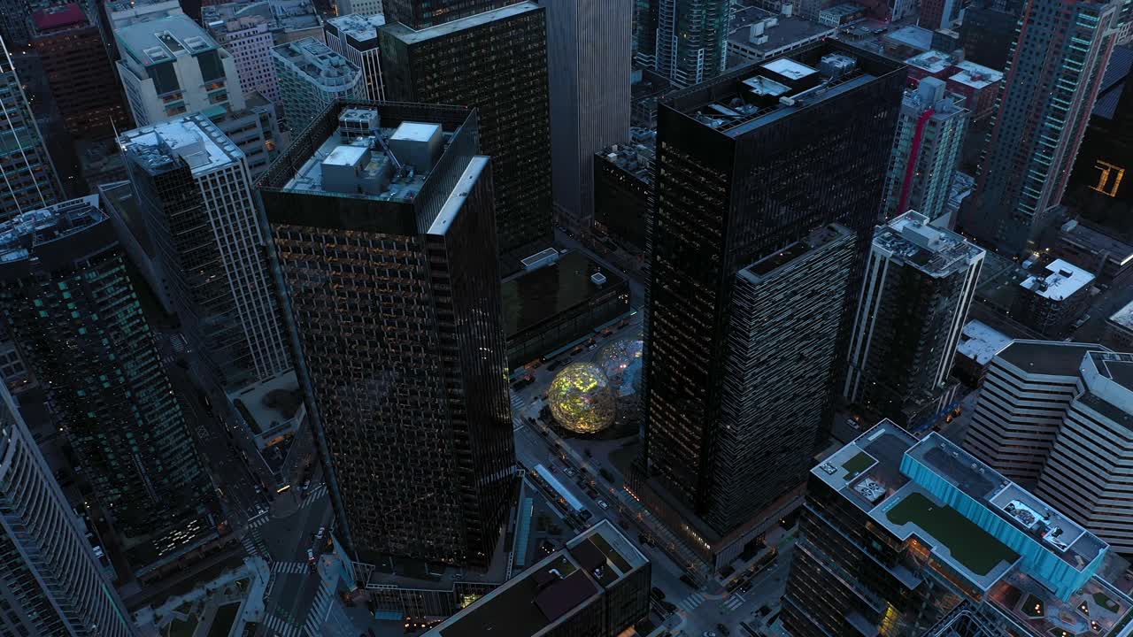 antena en órbita de las esferas amazónicas rodeadas de rascacielos