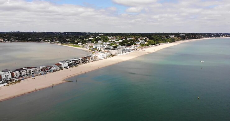 Vista aerea con drone di Sandbanks, quartiere benestante di Poole, Dorset, sulla costa meridionale dell'Inghilterra