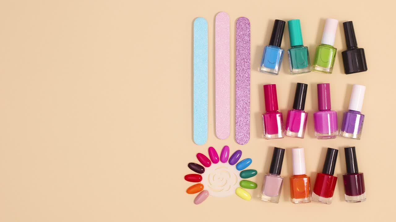 생동감 넘치는 손 화장품과 매니큐어 도구가 베이지색 배경에서 움직입니다.