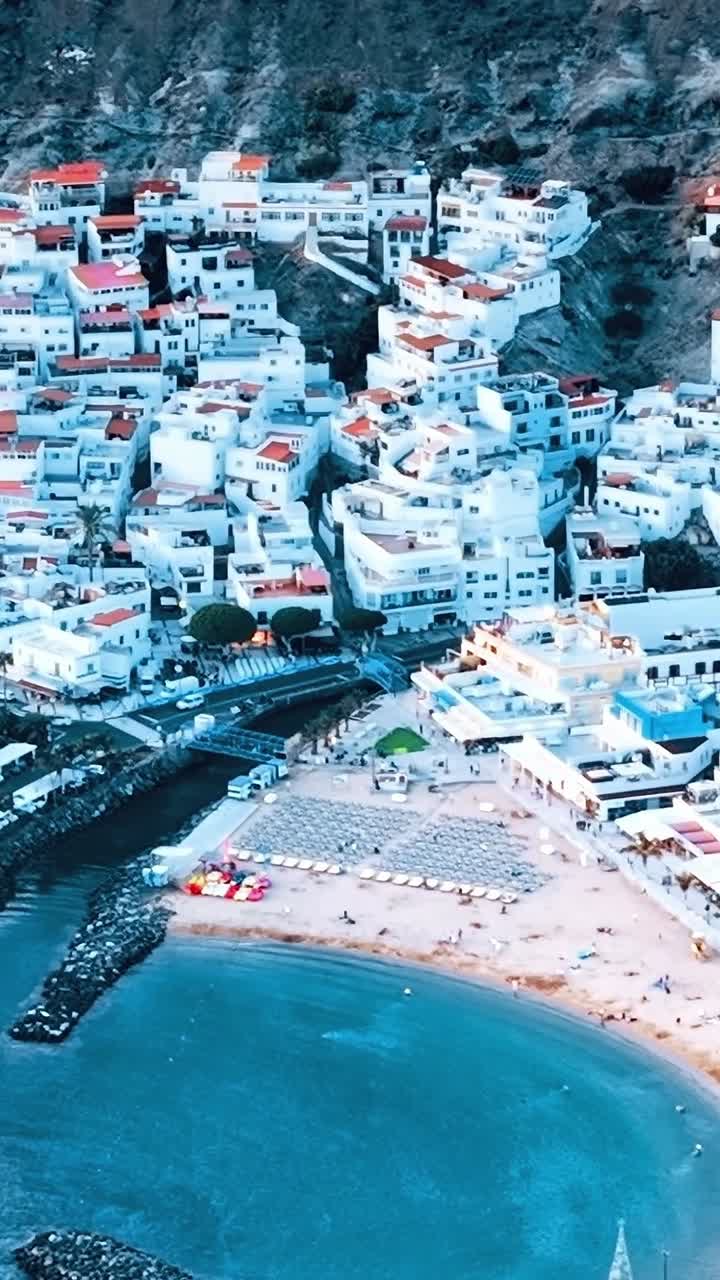 Esta vista aérea capta a área da cidade costeira de Gran Canaria, Espanha.